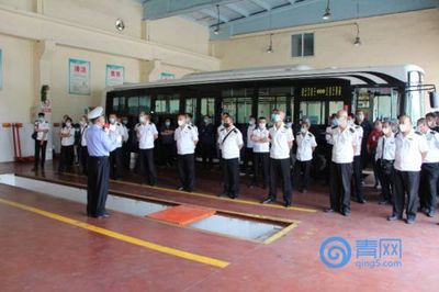 青岛交警市北大队走进交运集团温馨巴士公司促源头管理开展"一盔一带"与"五类重点车辆"交通安全宣讲